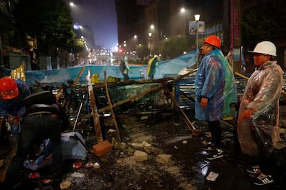 Varios manifestantes construyen una barricada durante una protesta contra el presidente de Bolivia, Evo Morales, en La Paz, el domingo 11 de noviembre.