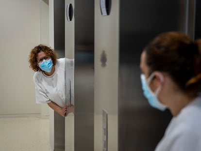 Dos sanitarias del nuevo Hospital de Emergencia Covid-19, construido en el antiguo Hospital Militar Vigil de Quiñones en Sevilla.