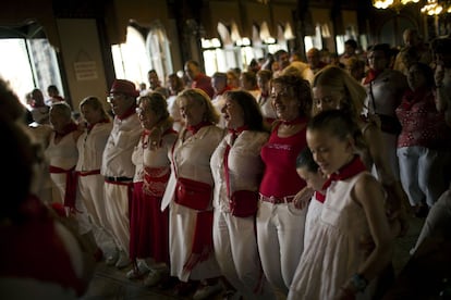 El baile de la alpargata, en el Casino principal después del encierro de las fiestas de San Fermín.