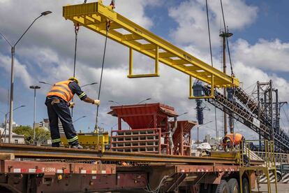 Operarios de Ferrovial manejan material de obra en Montevideo (Uruguay).