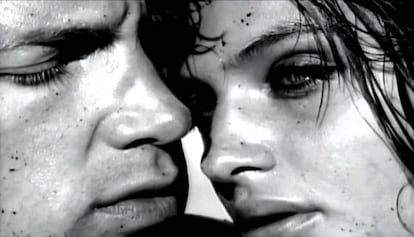 Con la MTV funcionando a todo trapo, el vídeo de 'Wicked game' (Juego perverso) era una bomba. Cuatro minutos en los que la modelo danesa Helena Christensen y Chris Isaak (los dos en la imagen) retozan en la playa. Estamos ante una canción de erotismo sofisticado, de batas de seda y ropa íntima fina. Chris Isaak explica cómo se inspiró para componerla: “Me llamó una chica que conocía y me dijo: ‘Quiero pasar por tu casa y hablar hasta que no seas capaz de levantarte’. Era una chica digamos... problemática. Y era muy posible que esa cita me fuera a crear algún problema. Pero aún así quería verla. Mientras la esperaba compuse la canción. Salió rápido”. Pero, un momento, Chris: qué pasó cuando llegó la chica. “Cuando llamó a la puerta la canción estaba casi terminada. Y creo que ella se enfadó, porque estaba más excitado por interpretar el tema una y otra vez que por hacerle caso”. Pincha <a href="https://www.youtube.com/watch?v=5D3Nl1GZzuw"_blank">aquí</a> para ver el vídeo.