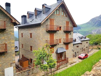 En el valle de Boí, perteneciente al Pirineo de Lleida, se encuentra este dúplex para un máximo de 10 personas. Con una superficie útil de 73 metros cuadrados, esta vivienda unifamiliar tiene dos amplios dormitorios con capacidad para una decena de camas, dos baños, una zona de hall, cocina cerrada equipada con electrodomésticos, calefacción y dos chimeneas. Este dúplex, con vistas al valle, se encuentra a 15 minutos de la estación de esquí Boí Taüll y, por tanto, es una buena opción también para los inviernos. El precio fijado por la inmobiliaria Solvia es de 130.000 euros.