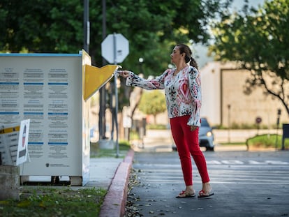 Lidia Sanchez deposita su voto en el buzón del Registro Principal de Los Ángeles, el 16 de octubre.