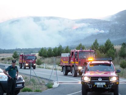 Varios camiones de bomberos a su llegada al incendio de la zona de Leyre, el martes. Han acudido a la zona patrullas de la Policía Foral de Sangüesa y de Pamplona. 