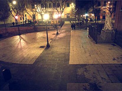 Inusual aspecto que ofrecía ayer la plaza del Dos de Mayo poco después de las doce de la noche.