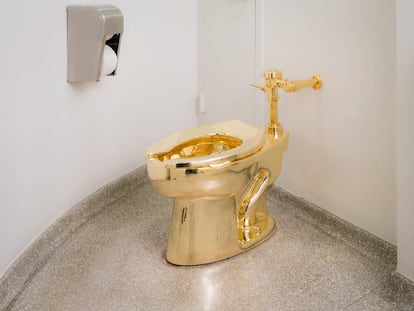 'America 2016 Gold', retrete de oro de Maurizio Cattelan, instalado en el Museo Solomon R. Guggenheim.
