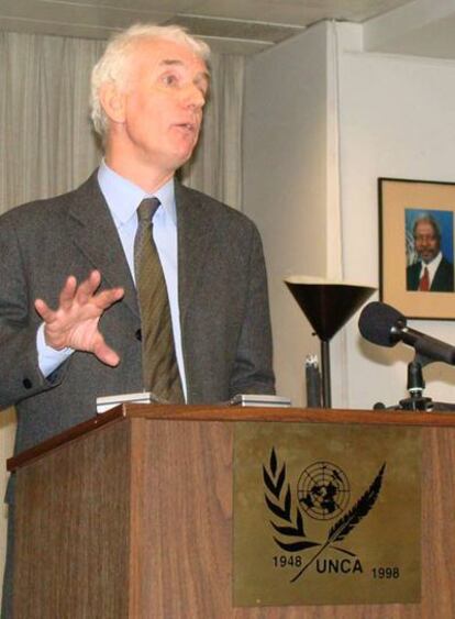 Steve Crawshaw, director del departamento jurídico de HRW en la presentación del informe, en Nueva York