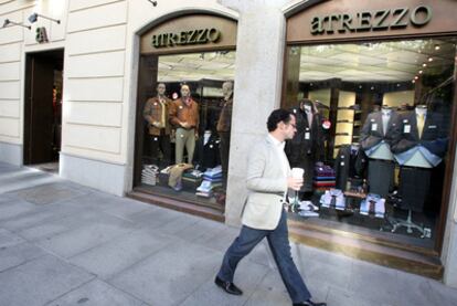 Un hombre pasa frente a un escaparate de la calle Serrano en Madrid, el día de la huelga general