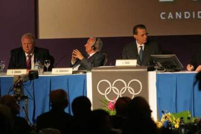 Juan Antonio Samaranch, en el centro, de espaldas al presidente del COI, Jacques Rogge, durante la votación del pasado miércoles.