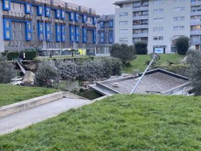 Una zona de juegos se derrumba sobre un aparcamiento subterráneo de Santander sin que haya víctimas