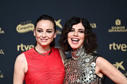 Leonor Watling y Maribel Verd, las presentadoras de la gala, muy sonrientes a su llegada a la alfombra roja de los Goya.