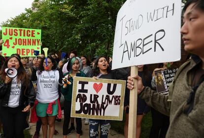 Seguidores de Johnny Depp y Amber Heard en las cercanías del juzgado de Fairfax donde se ha estado enjuiciando la demanda que los enfrenta.