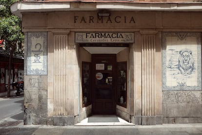 La Farmacia Cervantes León. Este negocio data del siglo XVII y está ubicado en la calle de León, en el barrio de las Letras. “El comercio de barrio tiene que seguir para que resista la esencia”, dice Enrique Garzo, el dueño actual.