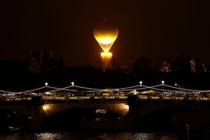 Un globo aerosttico porta la llama olmpica en el cierre de la ceremonia de inauguracin de los Juegos Olmpicos 2024 de Pars, este viernes.