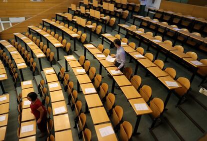 Un examinador prepara las pruebas en un aula de la Facultad de Odontología de la Universidad Complutense de Madrid. 