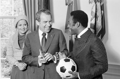 Eleito pela FIFA em 2000 como o melhor jogador do século XX, distinção que divide com o argentino Diego Maradona, Edson Arantes do Nascimento, Pelé, internacionalizou o futebol e a seleção brasileira. Na foto, Richard Nixon, presidente dos Estados Unidos, recebe Pelé e sua esposa, Rosemeri dos Reis Cholbi, na Casa Branca em 1973.