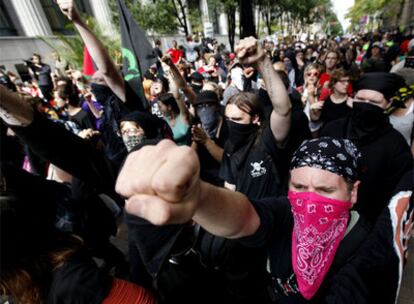 Un grupo de manifestantes protesta contra la cumbre del G-20 ayer en Pittsburgh (EE UU).