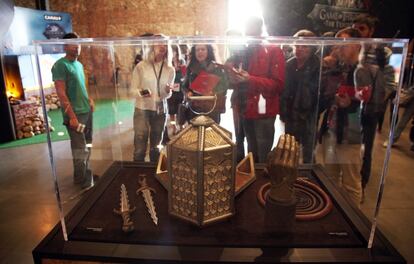Visitantes de la exposición frente a la vitrina que contiene, entre otras cosas, la mano dorada de Jaime Lannister.