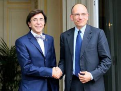 El primer ministro belga, Elio Di Rupo (i), da la bienvenida al primer ministro italiano, Enrico Letta, durante su reunión en su residencia oficial de Bruselas, Bélgica hoy, miércoles 1 de mayo de 2013.