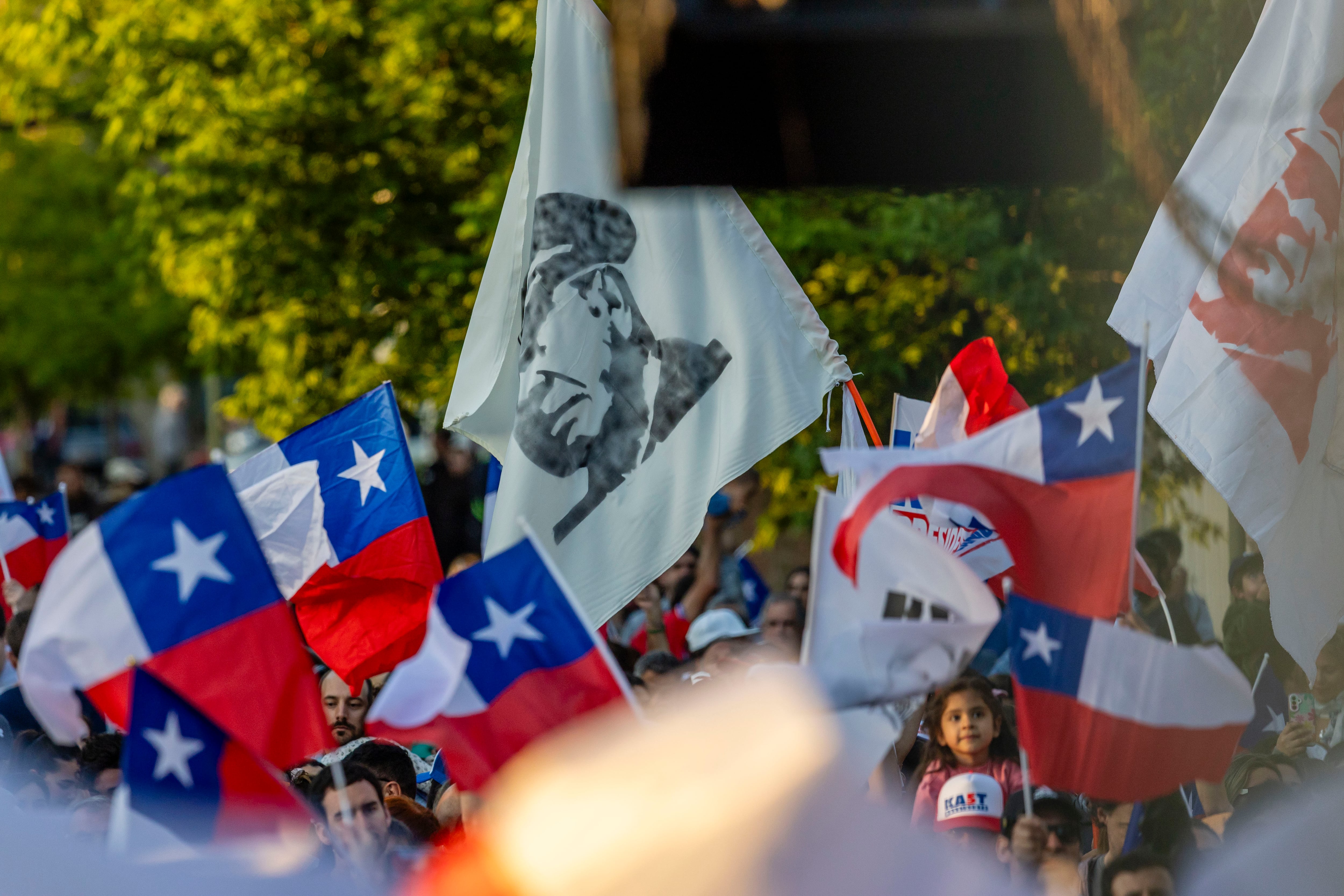 Seguidores de Kast ondeando una bandera del dictador Pinochet en Santiago de Chile, el 14 de diciembre.
