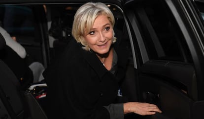 La presidenta del Frente Nacional (FN) Marine Le Pen llega a una convenci&oacute;n, este martes en Par&iacute;s.
