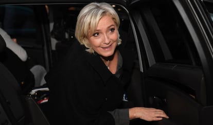 La presidenta del Frente Nacional (FN) Marine Le Pen llega a una convención, este martes en París.
