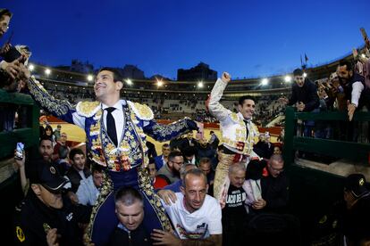 José María Manzanares, izquierda, y Alejandro Talavante, a hombros tras la quinta corrida de la Feria de Fallas.