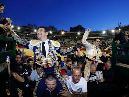 José María Manzanares, izquierda, y Alejandro Talavante, a hombros tras la quinta corrida de la Feria de Fallas.