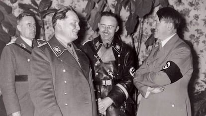 Hermann Göring,el segundo por la izquierda, junto a Adolf Hitler, con Heinrich Himmler en el centro.