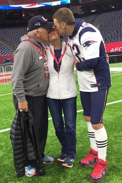 Tom Brady con sus padres, en la Super Bowl de 2017.