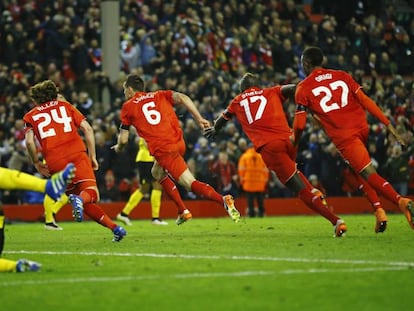 Lovren y el Liverpool festejan el gol definitivo.