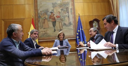 Reunión de la ministra de Empleo, Fátima Báñez, los sindicatos y las patronales de empresarios para hablar de la subida del salario mínimo interprofesional (SMI), el pasado día 19.