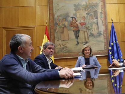 Reunión de la ministra de Empleo, Fátima Báñez, los sindicatos y las patronales de empresarios para hablar de la subida del salario mínimo interprofesional (SMI), el pasado día 19.