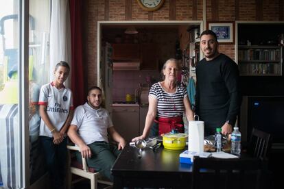 La familia de Rania: (de izquierda a derecha) Lenny tiene 12 años y es su sobrino; Hamid, que trabaja para la autoridad de transporte de París; Tarik que trabaja como experto en IT en una escuela secundaria de la zona.