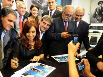 La presidenta de Argentina, Cristina Fern&aacute;ndez firma aut&oacute;grafos en la Casa Rosada.