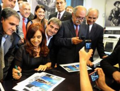 La presidenta de Argentina, Cristina Fernández firma autógrafos en la Casa Rosada.