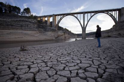 Solo rachado e seco no reservatório de Entrepeñas, no rio Tejo, em novembro.