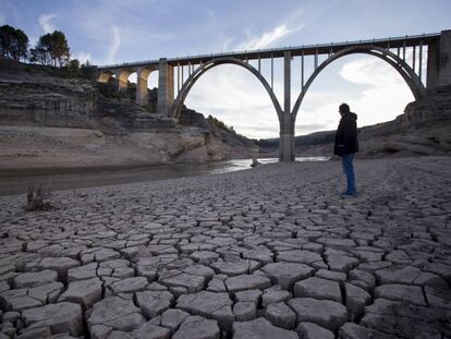 Solo rachado e seco no reservatório de Entrepeñas, no rio Tejo, em novembro.