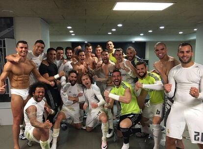 Los jugadores del Real Madrid celebran en el vestuario la victoria sobre el Barcelona el pasado sábado. Cristiano Ronaldo, a la derecha.