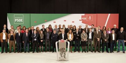 Altos cargos del PSOE de Andalucía posan tras José Antonio Griñán, tras la reunión que mantuvieron ayer en Sevilla.