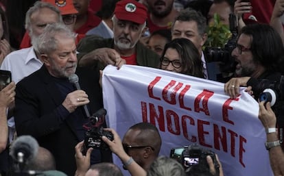 Da Silva sostiene una pancarta que dice: "Lula es inocente".