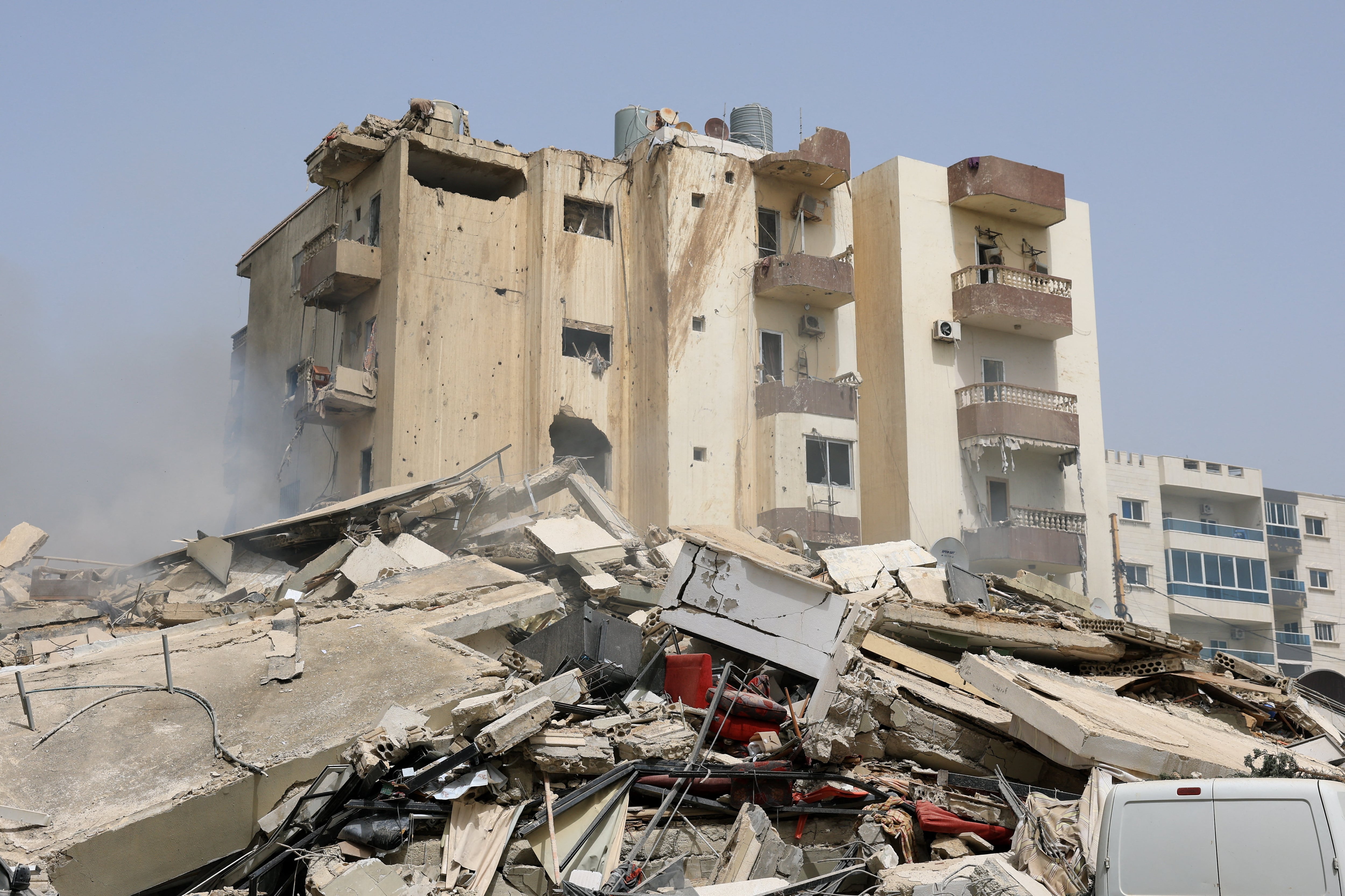 El ejército israelí recrudece los ataques a Hezbolá y destruye edificios residenciales y un puente en Líbano