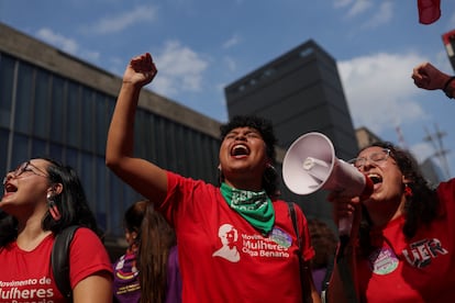 Distintos grupos feministas y de luchas sociales arribaron a S?o Paulo para participar en la marcha. 