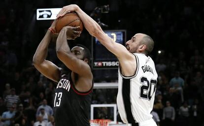 El tapón de Ginóbili a Harden en la última jugada.