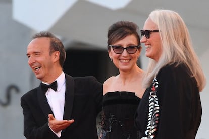 El actor y director italiano Roberto Benigni, premio de honor del Festival de Cine de Venecia, junto a su esposa, la actriz Nicoletta Braschi, y la directora Jane Campion.