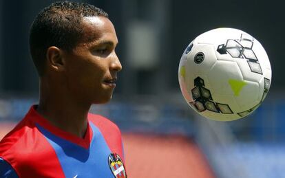 Deyverson Silva, en su presentaci&oacute;n con el Levante.