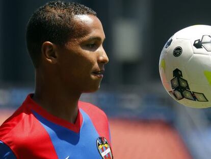 Deyverson Silva, en su presentaci&oacute;n con el Levante.