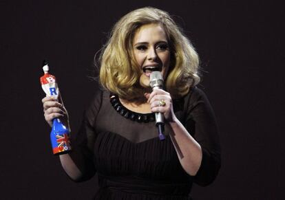 Adele habla tras recoger el premio Brit a la mejor artista femenina.