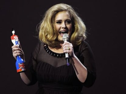 Adele habla tras recoger el premio Brit a la mejor artista femenina. 