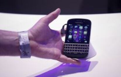 Dispositivo móvil Blackberry con el nuevo sistema operativo